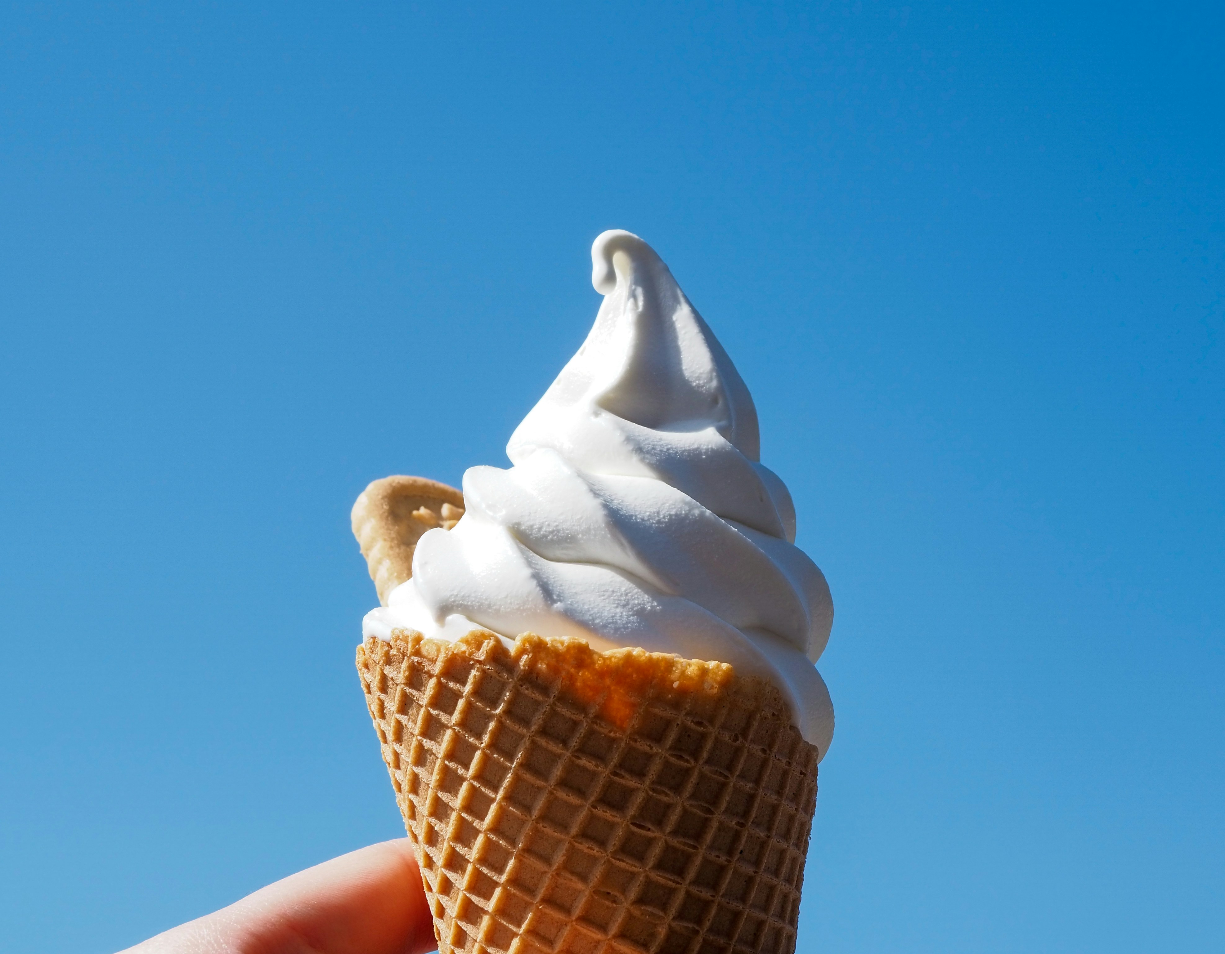 Casquinha de sorvete de casquinha contra um céu azul de verão